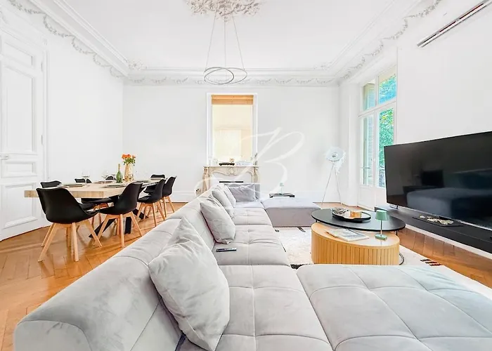Le Bourgeois Spacious 3 Bedroom Lägenhet