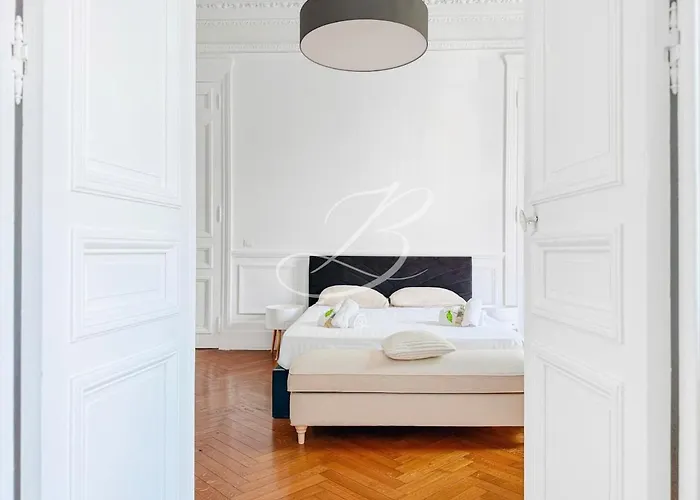 Le Bourgeois Spacious 3 Bedroom Lägenhet